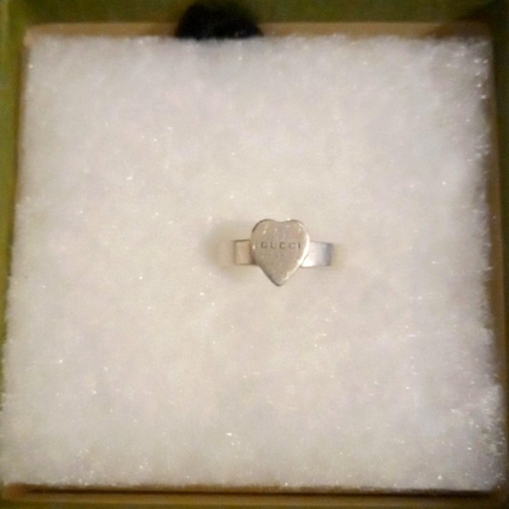 Silver Gucci heart ring w/box